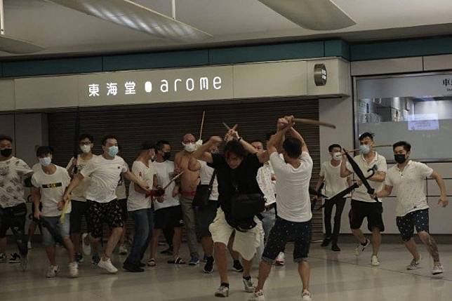 香港元朗21日深夜發生白衣群眾持棍棒兇狠毆打路人事件。（取自網路）