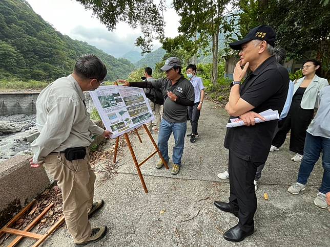 行政院工程委員會副主委陳為祥視察大同碼崙橋。（行政院工程會提供）