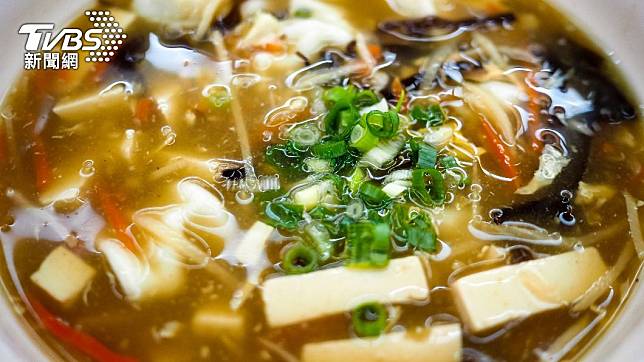 酸辣湯是許多民眾愛吃的湯品之一。（示意圖／shutterstock達志影像）