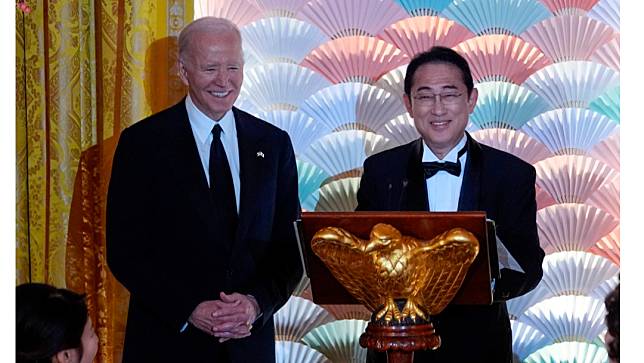 2024年4月10日，日相岸田文雄在白宮國宴幽默致詞，引美國總統拜登大笑。美聯社