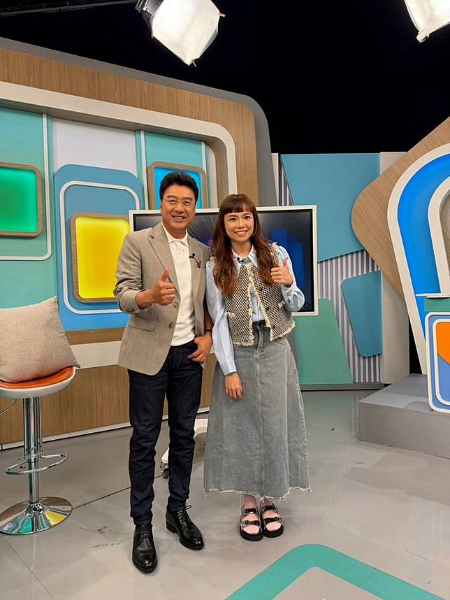 吳蓓雅、主持人謝震武合照。和展影視提供