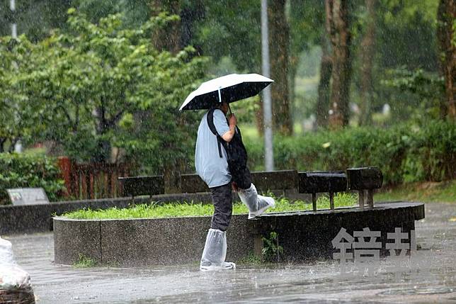 中央氣象署對14縣市發布豪、大雨特報，其中僅南投為豪雨，同時對高雄、屏東、南投、台中、苗栗發布大雷雨即時訊息。（鏡報姜永年）