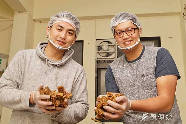20180210-青年創業黑糖兄弟大瑋（左）、阿鴻，手工製作的黑糖薑母是店內招牌。（盧逸峰攝）