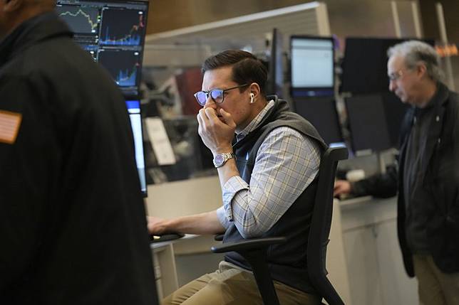 財經專家阮慕驊表示，美股七巨頭2025年來迄今下跌15%，拖累標普500下跌5。圖為美股交易員。（資料照，美聯社）