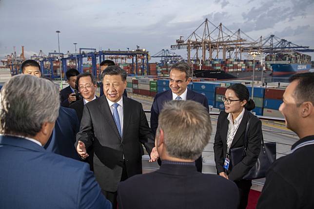 Chinese President Xi Jinping and Greek Prime Minister Kyriakos Mitsotakis visit the Port of Piraeus in Greece on Monday. Photo: Xinhua