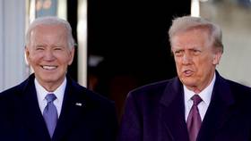 2025年1月20日，時任美國總統拜登（左）與即將上任的新總統川普在白宮合影交談。路透社