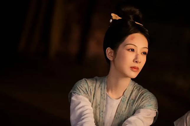 由楊紫、李現主演的《國色芳華》，劇中張雅欽的妝造被書籍《中國妝束：大唐女兒行》作者左丘萌指控抄襲，對此劇組在今日發出道歉聲明。（圖／楊紫工作室微博）