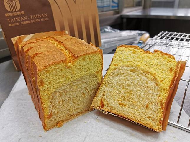 關廟區農會推出新開發的鳳梨蛋糕吐司。（記者黃文記攝）