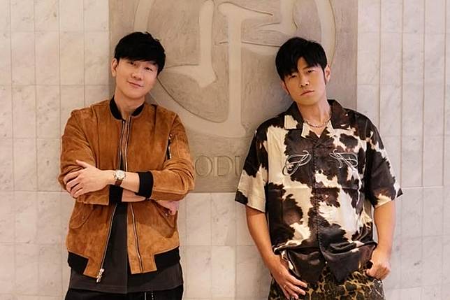 周杰倫（右）日前造訪林俊傑的工作室。翻攝Jaychou IG