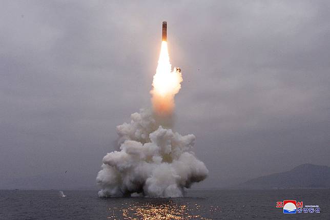 北韓今早對向東部海域發射飛彈，疑似為潛射式彈道飛彈（SLBM）。   圖/取自朝中社(資料照片)