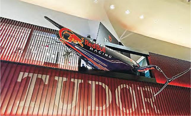 賽艇模型&ndash;Tudor近年積極贊助運動賽事，場內便展出Alinghi Red Bull Racing賽艇模型。（張曉冬攝）