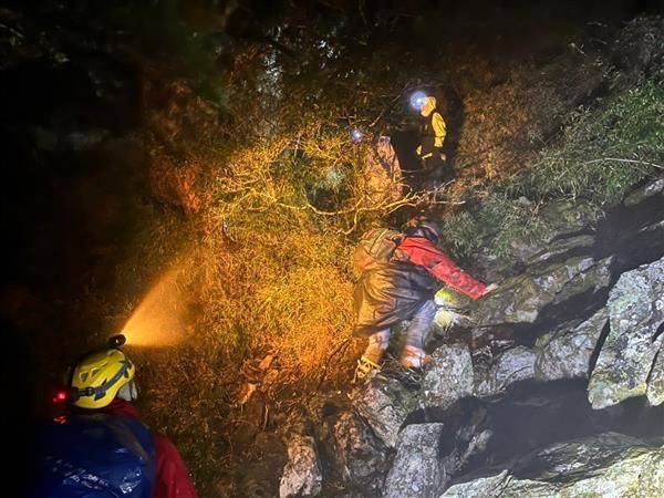 2名登山客爬玉山其中1名失聯，搜救人員前往救援後順利護送她下山。（圖片來源／嘉義縣消防局第三大隊阿里山分隊FB）