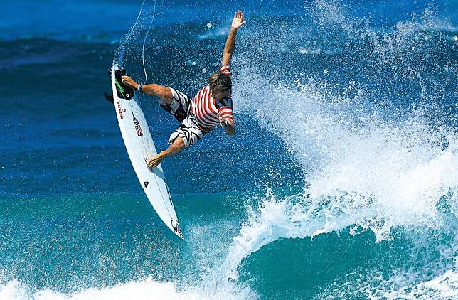 A surfing enthusiast is riding the waves in Riyue Bay. (Xinhua)