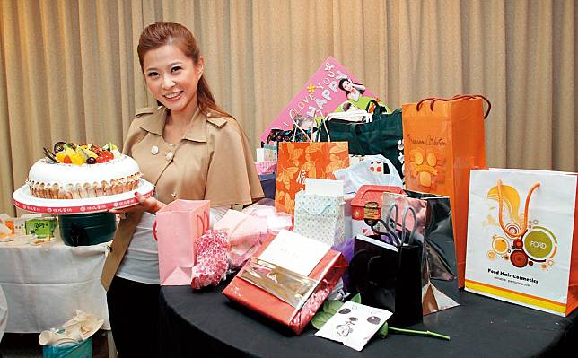 打從被觀眾肯定以來，李燕就一直接到各種粉絲的愛，像是生日活動上收到粉絲送的禮物。（東方IC） 