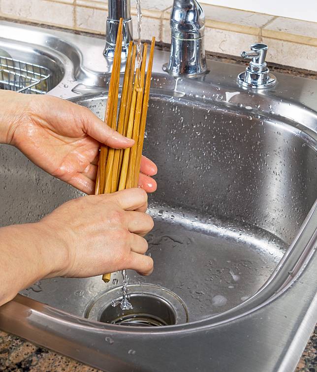 筷子整把搓洗是錯的！筷子NG清潔習慣 小心細菌進嘴巴（圖／Getty Images）