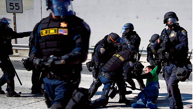 洛杉磯市警局（LAPD）警員5月8日在市中心區域的聯邦拘留設施附近，逮捕一名民眾。美聯社