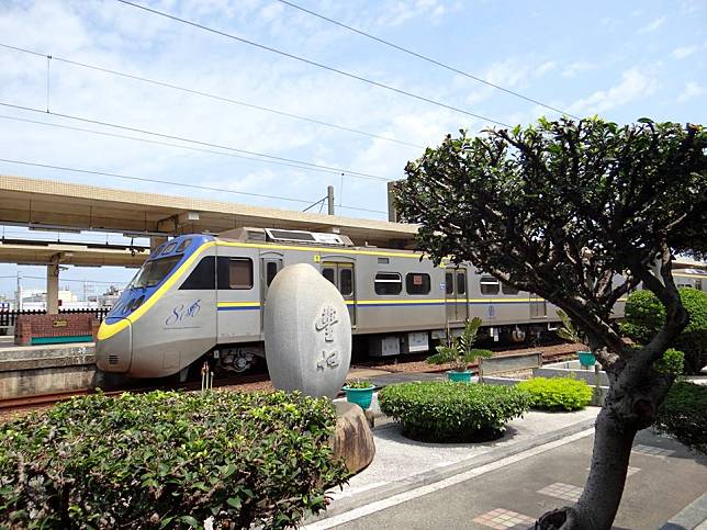 台鐵因應今年國慶連假的疏運需求，全線加開各級列車總計205班。   圖：取自fun台鐵粉絲專頁