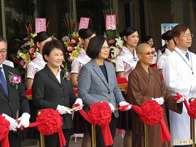 台中出席醫療大樓落成，蔡英文「世界上需要幫助的人很多，是她常記在心裡的事」。(記者蘇孟娟攝)