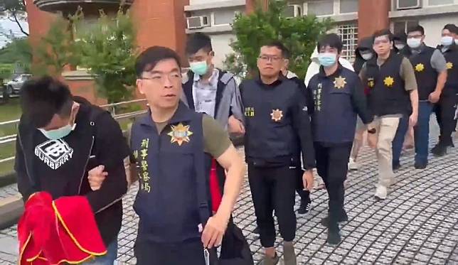 以李姓主嫌為首的詐騙集團利用AI美女照片設假交友騙局，62人被騙逾600萬元。（記者孫曜樟攝）