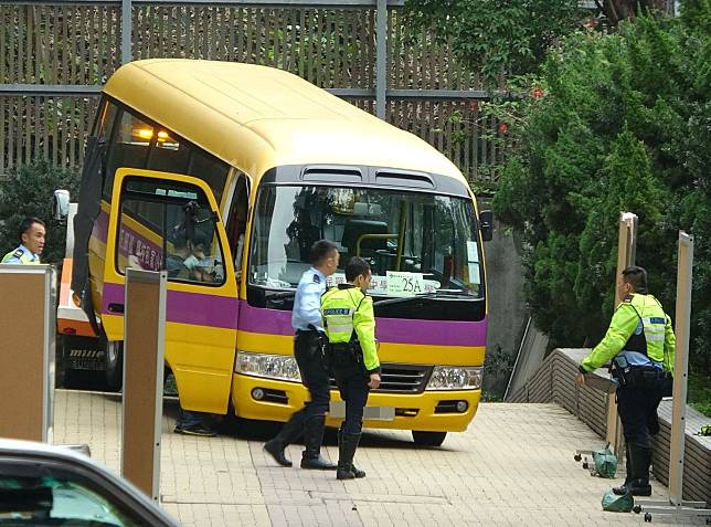 涉事的校巴司機涉嫌危險駕駛引致他人死亡被捕。