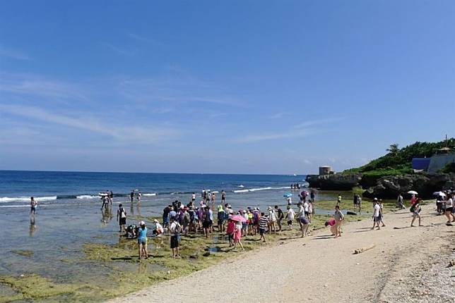 屏東縣政府公告小琉球3處潮間帶自7月起，入場須收取60元海洋保育費。（屏東縣政府提供）