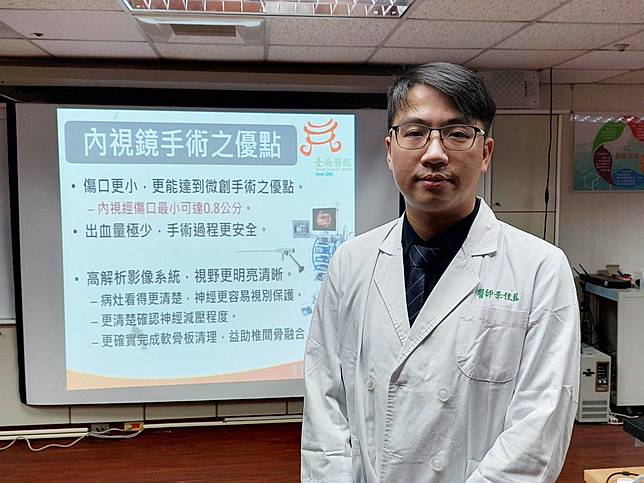 台南醫院骨科醫師李佳龍表示，脊椎內視鏡手術能有效保存肌肉韌帶與脊椎骨的穩定度，亦能有助提升治療與術後恢復效果。（台南醫院提供）
