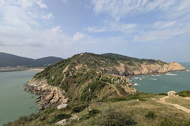 螺蚌山步道依照山稜線所建設，沿途峻峭山壁綿延，猶如行走在天涯海角。（圖／陳逸群攝）