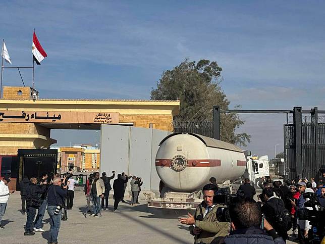 An aid truck enters Gaza from the Egyptian side of the Rafah border crossing on Jan. 19, 2025. Egypt resumed on Sunday sending humanitarian aid trucks to the Gaza Strip through the Rafah border crossing between Egypt and the enclave after the recently reached Israel-Hamas ceasefire agreement started taking effect, the Egyptian State TV reported. (Xinhua/Ahmed Gomaa)