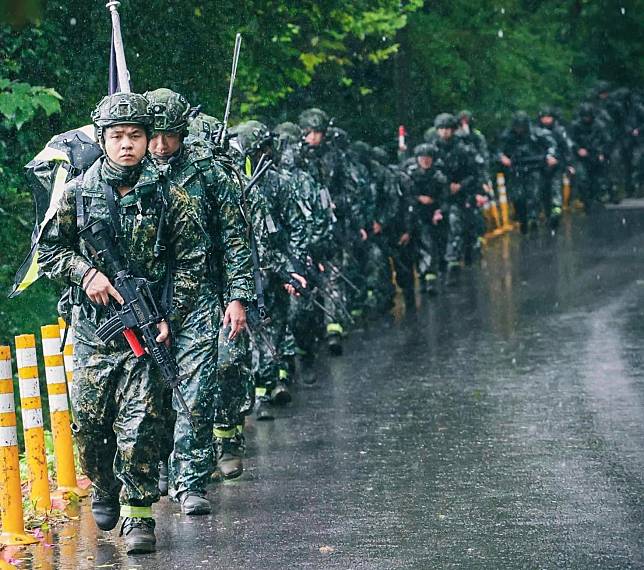 作者期盼，藉由此次「強化全民國防兵力結構調整」的契機，讓國軍弟兄少一點「黃埔」，多一點「台灣」。(圖：國防部發言人臉書)