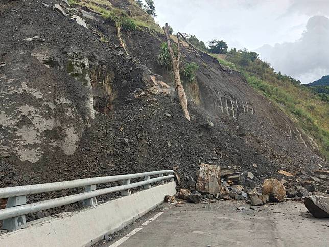 台8線77k靈甫橋路段今（31日）下午傳出土石崩塌，造成道路雙向受阻。   圖：公路總局提供