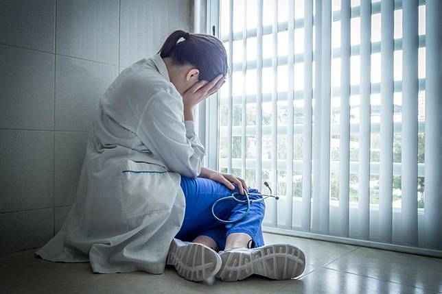 新北中和區某醫院傳出職場霸凌，一名女醫連上32小時的班，最後導致流產，向醫院提出職場霸凌及性別歧視申訴案。（圖片來源／freepik）