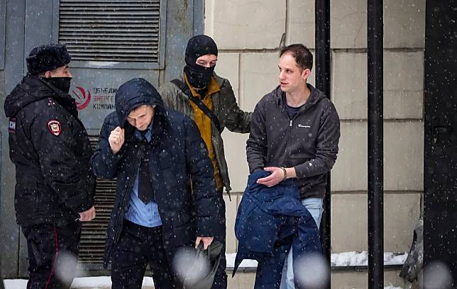 2024年1月26日，美國《華爾街日報》的記者艾文．格士科維契（Evan Gershkovich）（右）被護送離開莫斯科的法院。 美聯社 / 達志影像