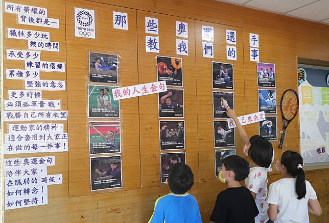 開學日，台北市興隆國小在穿堂呈現東奧國手英雄榜。(興隆國小提供)
