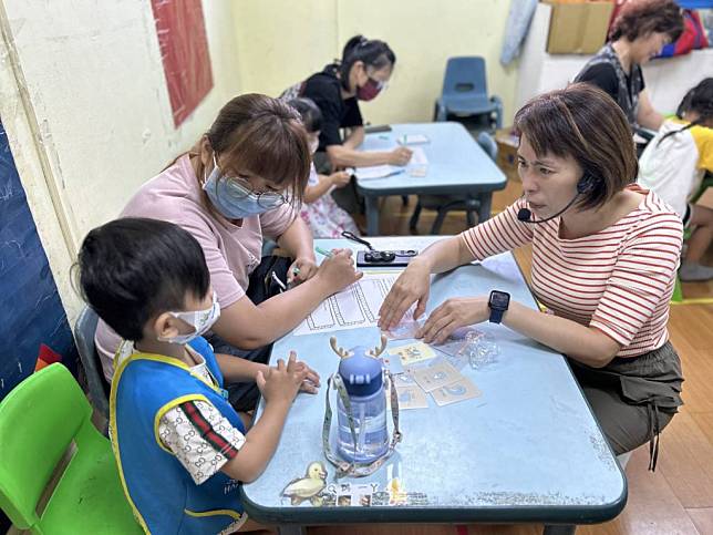 基隆市家庭教育中心一一四年將推出多達一百八十場家庭教育學習資源，並提供專業的諮詢專線服務。（教育處提供）