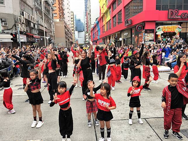 香港潑水節街頭匯演。(朗清心遊圖片)