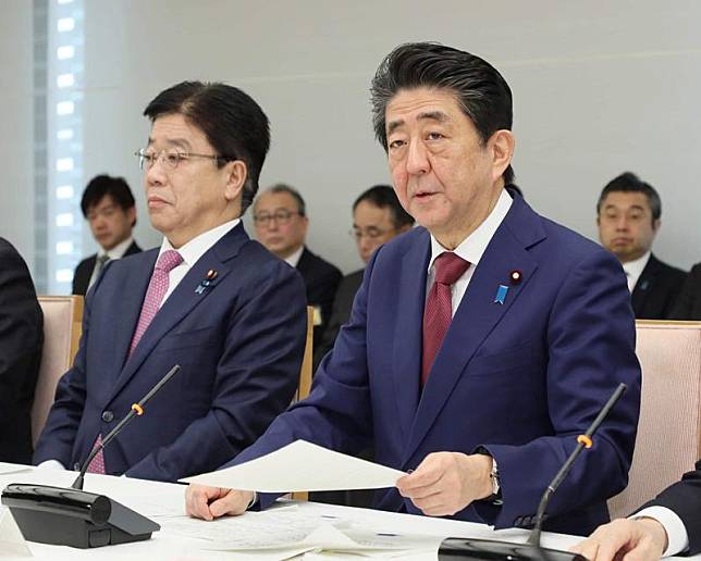 日本首相安倍晉三今（27）日宣布全國中小學、高中從3月2日開始停課直到4月春假結束。（翻攝首相官邸臉書）