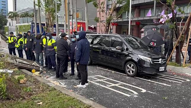 澳門一家7口祖父當場死亡遺體移置。（圖／翻攝畫面）