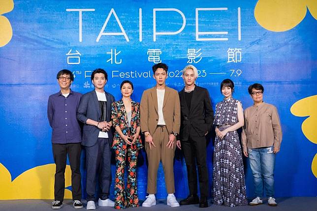 影片獲邀為台北電影節開幕片，導演陳駿霖（左起）、演員侯彥西、于子育、柯震東、范少勳、黑嘉嘉、監製李耀華也共同出席。（甲上提供）