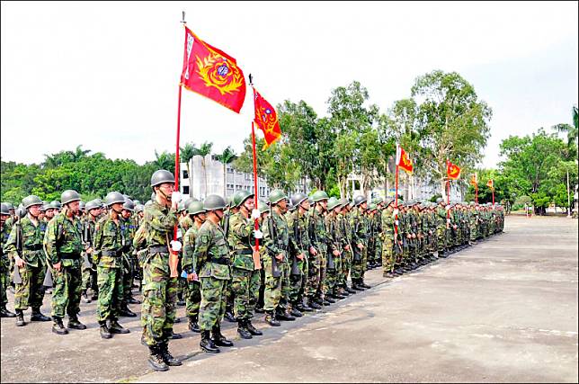 民進黨立委王定宇表示，我國後備軍人雖號稱兩百五十萬人，但不是疏於訓練、就是因軍事訓練役僅有四個月的役期而「訓練不足」。(取自國防部發言人臉書)