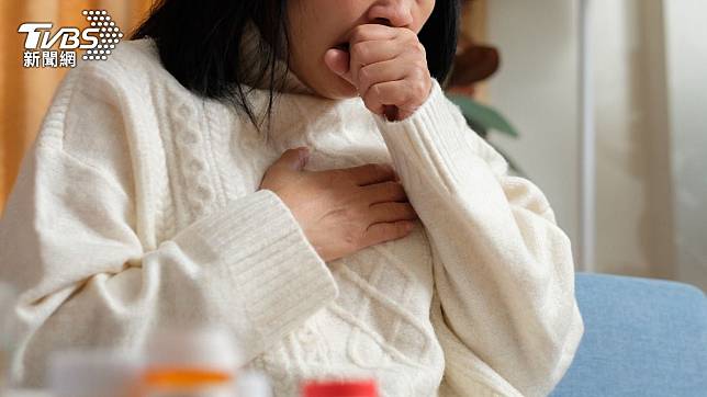 服藥時水喝不夠可能會造成食道發炎、潰瘍，造成「藥物食道炎」。（示意圖，非當事人／shutterstock達志影像）