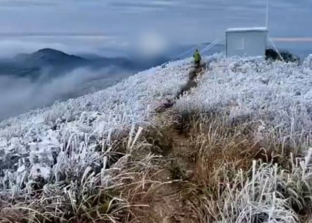 廣東一處高山近來出現結冰情況。