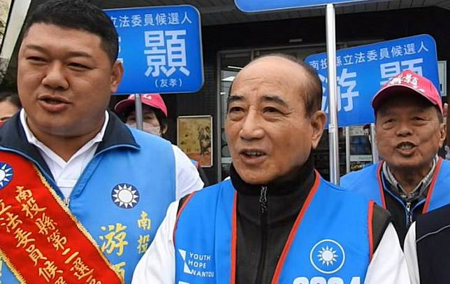 國民黨南投立委候選人游顥昨日由立法院前院長王金平（中）陪同，前往南投市場掃街拜票。（記者陳金龍攝）