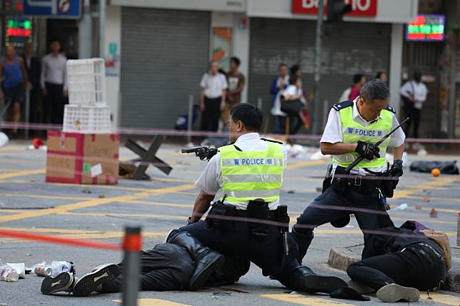 A police officer (left) fired three live shots in Sai Wan Ho on Monday morning. Photo: Nora Tam