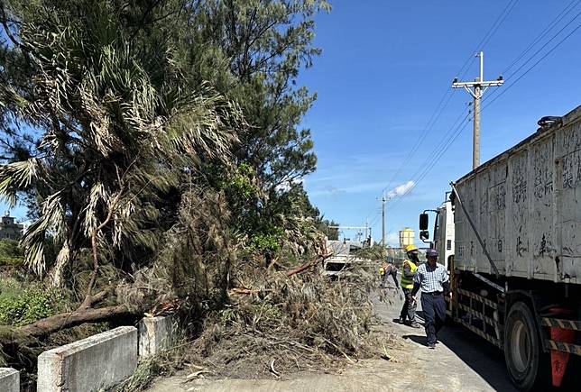 彰化大城鄉凱米颱風來襲期間路樹倒塌及淹水，台中市環保局出動人力及機具協助災後復原。（記者陳金龍翻攝）