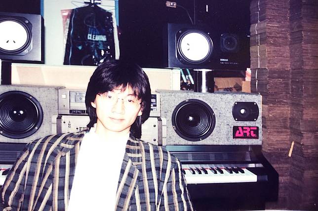 林隆璇翻箱倒櫃找出30年前在錄音工作室前隨手拍下的珍藏照。（青田音樂提供）