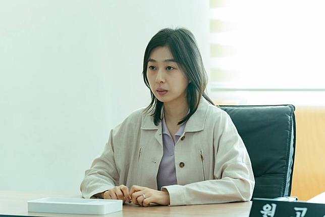 在《鐵拳教育》飾演「宇振媽媽」的朴智妍，劇中對教師與孩子展現超級控制狂，最終遭男主角反制。翻攝《鐵拳教育》演員朴智妍IG parkg