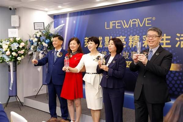 Scarlett Su (standing at the center in the photo), General Manager of LifeWave Taiwan, highlighted that the dual-city arrangement created greater business opportunities within Taiwan market while attracting talent and fostering closer collaboration with enterprises from Hong Kong and Macau.