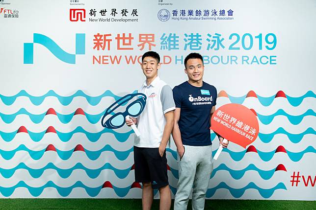 「飛躍新世界」可持續發展社區計劃的學員陳鎡樵（左）及香港水球代表隊成員馮剛政將參與今屆的「新世界維港泳」。  
