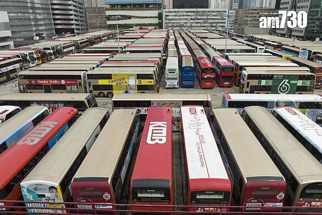 九巴承認巴士車廠泊位使用率相當高，圖為第五波疫情期間九龍灣車廠天台泊滿巴士，包括行車通道。(資料圖片)