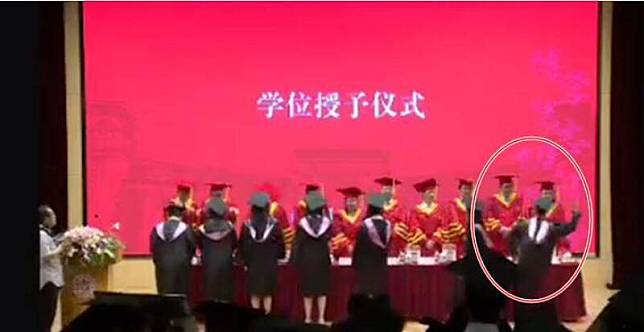 上海復旦大學法學院6月19日舉行畢業典禮時，夏生上台時毆打師長。(圖擷自微博)